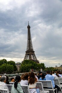 埃菲尔铁塔下的休闲人群