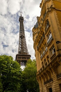 巴黎街景中的埃菲尔铁塔