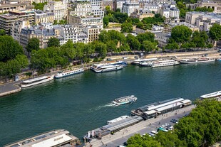 塞纳河畔船只与城市景观