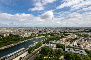 城市河畔全景俯瞰图