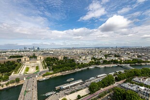 巴黎城市河畔美丽风光