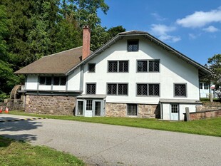 乡村白色双层独栋住宅