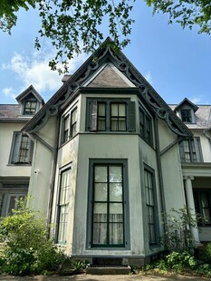 复古风格白色独栋别墅