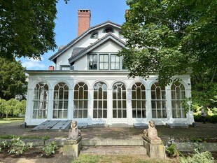 古典优雅的白色花园别墅