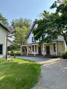 乡村庭院中的温馨住宅