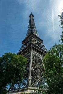 埃菲尔铁塔下的绿树蓝天