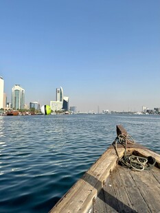 海上木船望城市天际线