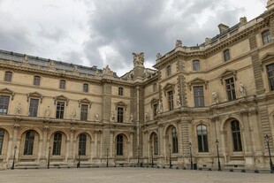 巴黎卢浮宫建筑外观