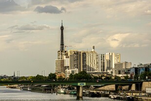城市河畔高楼景观