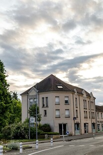 小镇路旁的多层建筑