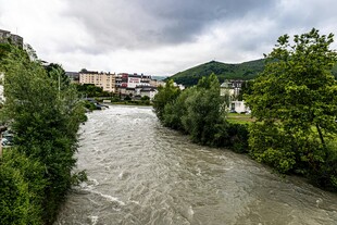 山间湍急河流与周边景致