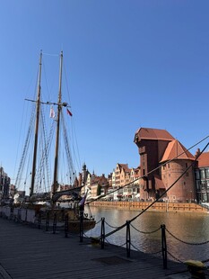 港口风光与古老建筑