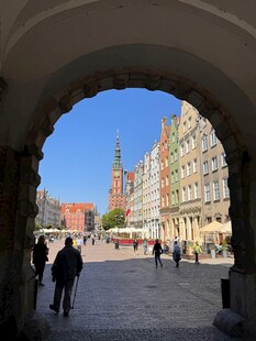 拱形门洞下的欧式广场景