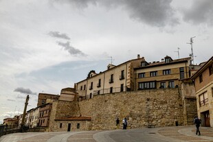 古老城镇的石砌建筑景观