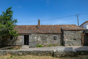 古朴石砌乡村小屋