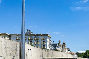 城市中的古老建筑与蓝天