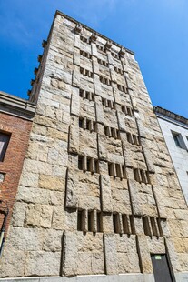 古老石砌建筑外观