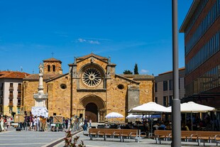 古老广场上的特色建筑