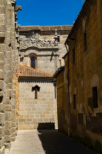 古老街巷中的石砌建筑