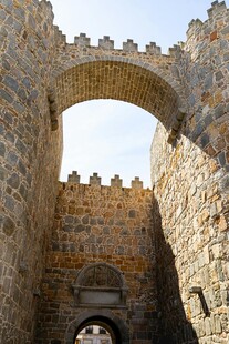 古老石砌城堡门洞景观