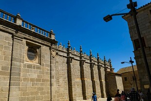 古老石砌建筑外观