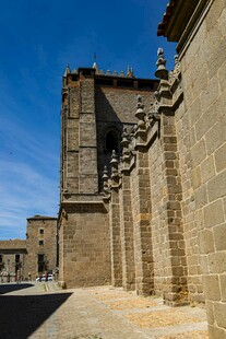 古老石砌建筑外观