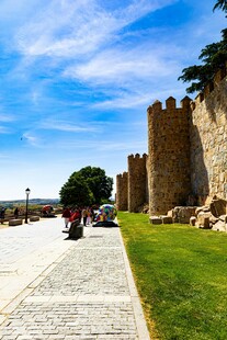 古老城墙下的漫步之路