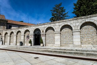 古老石砌拱形建筑景观