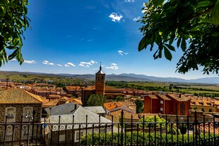 小镇风光 红瓦绿树蓝天