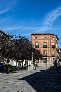 古老城镇中的静谧街道