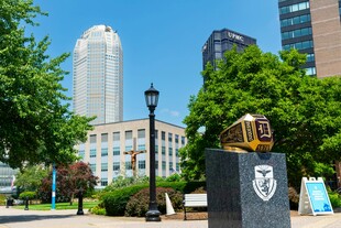 城市公园中的雕塑景观