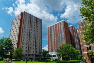 城市中高耸的现代住宅楼