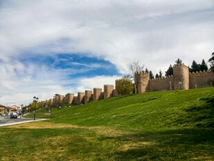 草原上的古老城堡遗迹