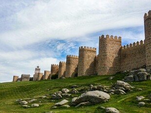 古老城堡屹立于绿草之上