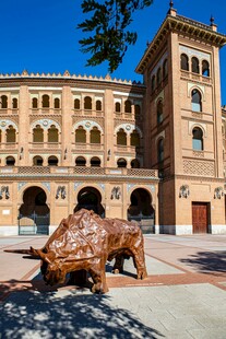 西班牙斗牛场外的公牛雕塑