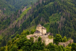 山林中的古老城堡