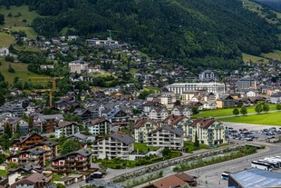 山间小镇俯瞰美景