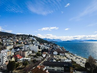 湖畔城市风光俯瞰