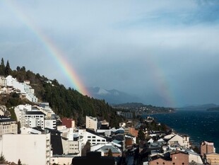 城市上空双彩虹美景