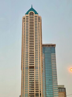 夕阳下的摩天大楼景观