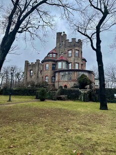 古老城堡矗立开阔草地