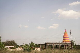 乡村中的彩色尖顶建筑