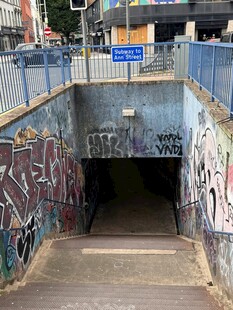 涂鸦覆盖的地下通道入口