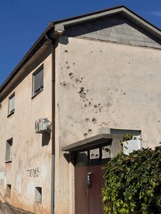 老旧两层建筑外观