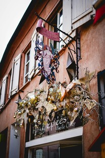 欧式风情装饰的街边小店