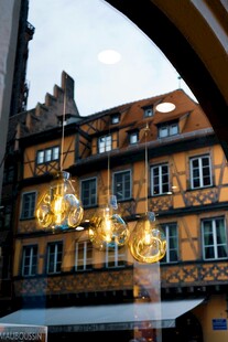 透过拱门看复古建筑灯光