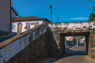 古老石桥下的宁静街巷