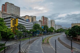 城市道路旁的现代建筑景观