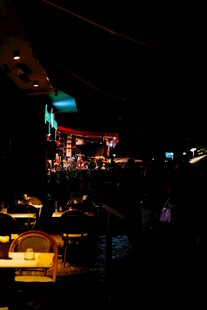 夜晚酒吧热闹场景