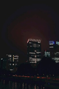 城市夜景中的璀璨高楼